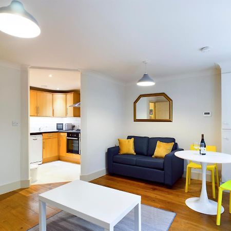 Redhill Town Centre Apartment By Livingo ภายนอก รูปภาพ